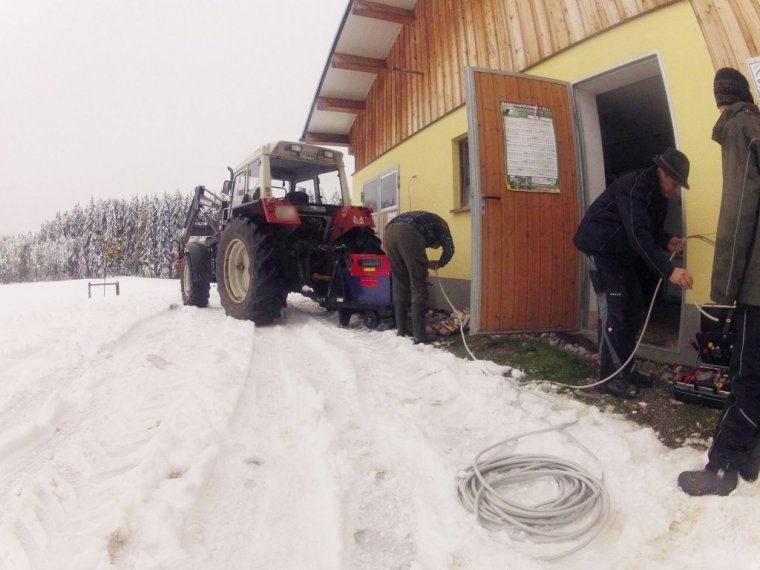 Stromaggregat für die Zapfwelle des Traktors versorgt Melkmaschine und Milchkühlung