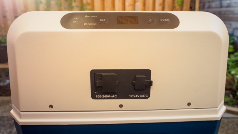 Die Mobicool MCF32 ist einfach zu bedienen und kann mit 12, 24 und 230 Volt betrieben werden.